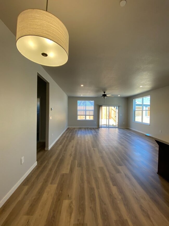 Building Photo - 246 Silver Bend Way