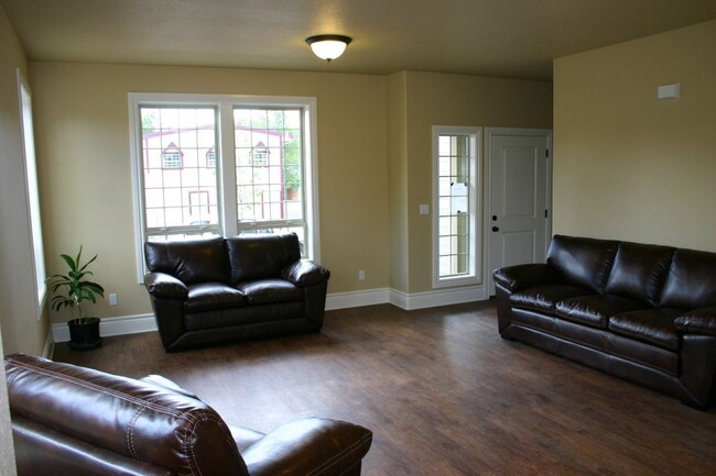 Foto del edificio - Your next home!  Minutes from Fred Meyer, ...