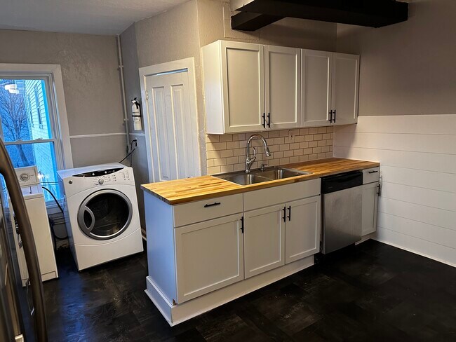 kitchen/laundry - 1704 Tyler St NE