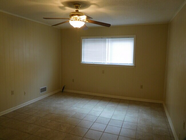 Den - 3413 Keystone Ave