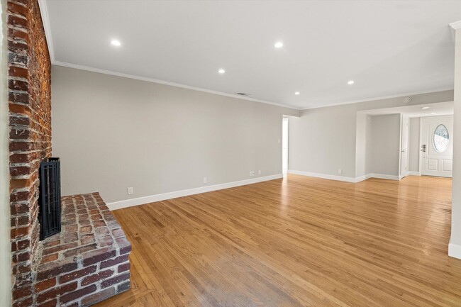 Building Photo - Modern, Newly Renovated Four Bedroom, Thre...