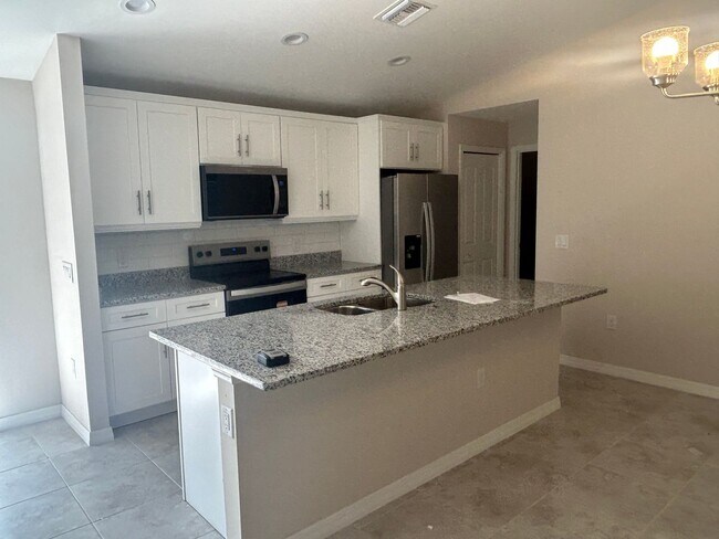 Building Photo - Brand new  4/2  never lived in