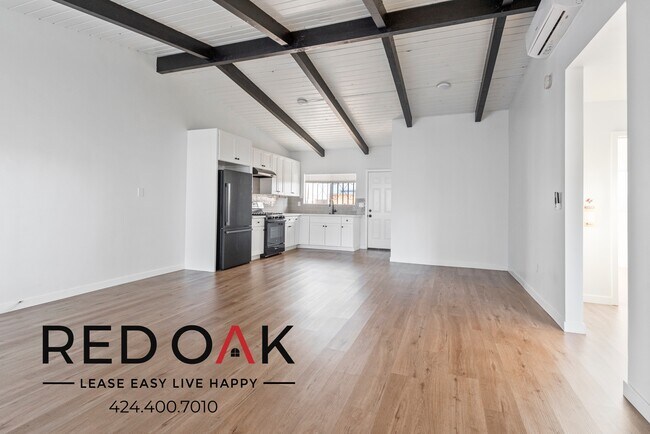 Foto del edificio - Stunning Three Bedroom Walk-up with Stylis...