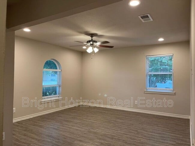 Building Photo - 1017 Mullins St