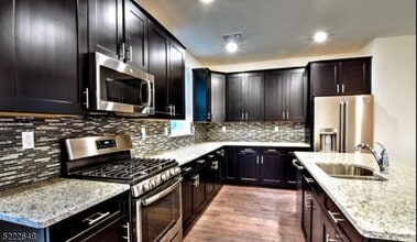 Building Photo - 712 Parkview Ln