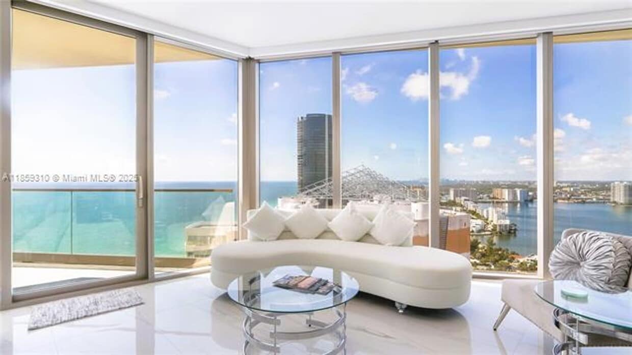 Foto principal - 18975 Collins Ave