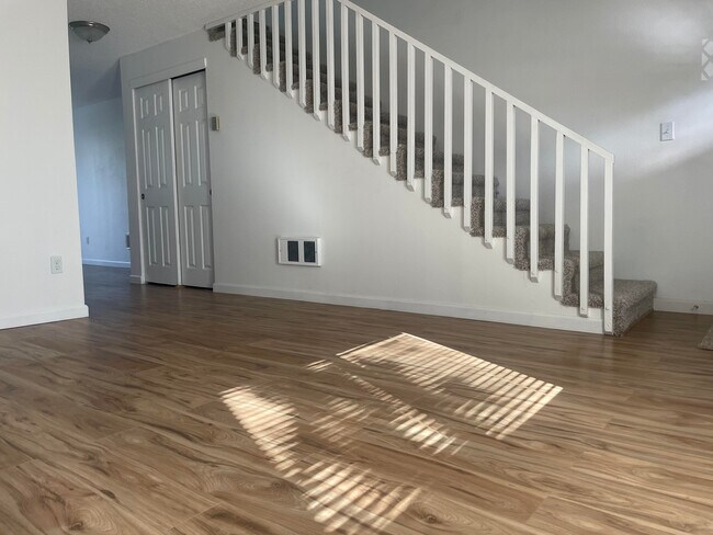 escalones de la sala de estar - 2075 NE Holliday Ave