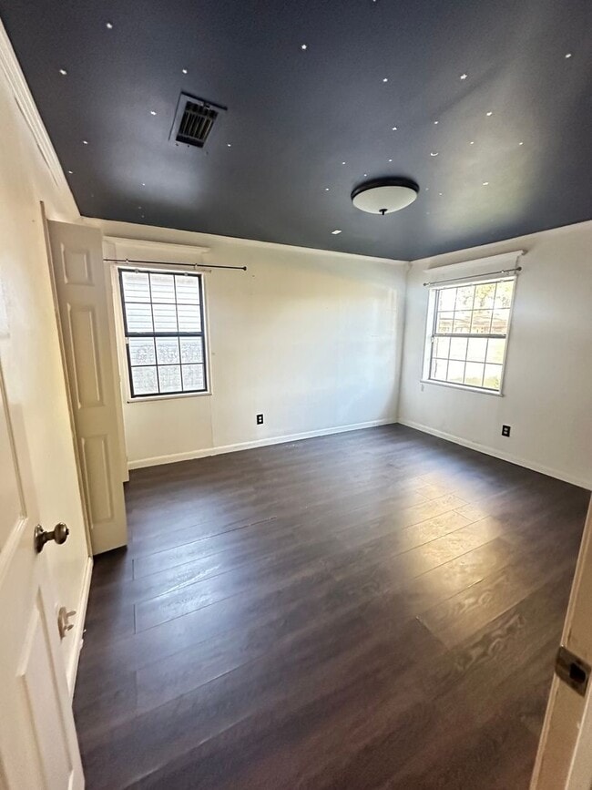 Foto del edificio - 3301 Thunderbird Ln