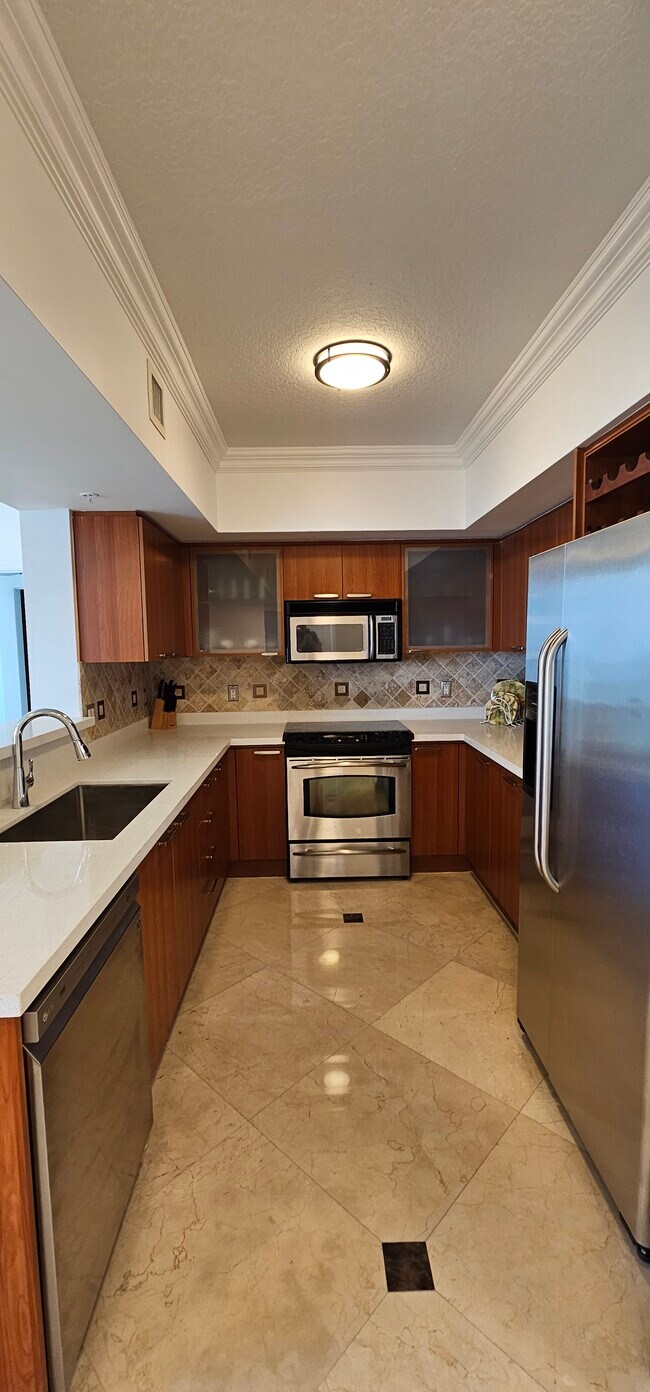 Building Photo - 16699 Collins Ave