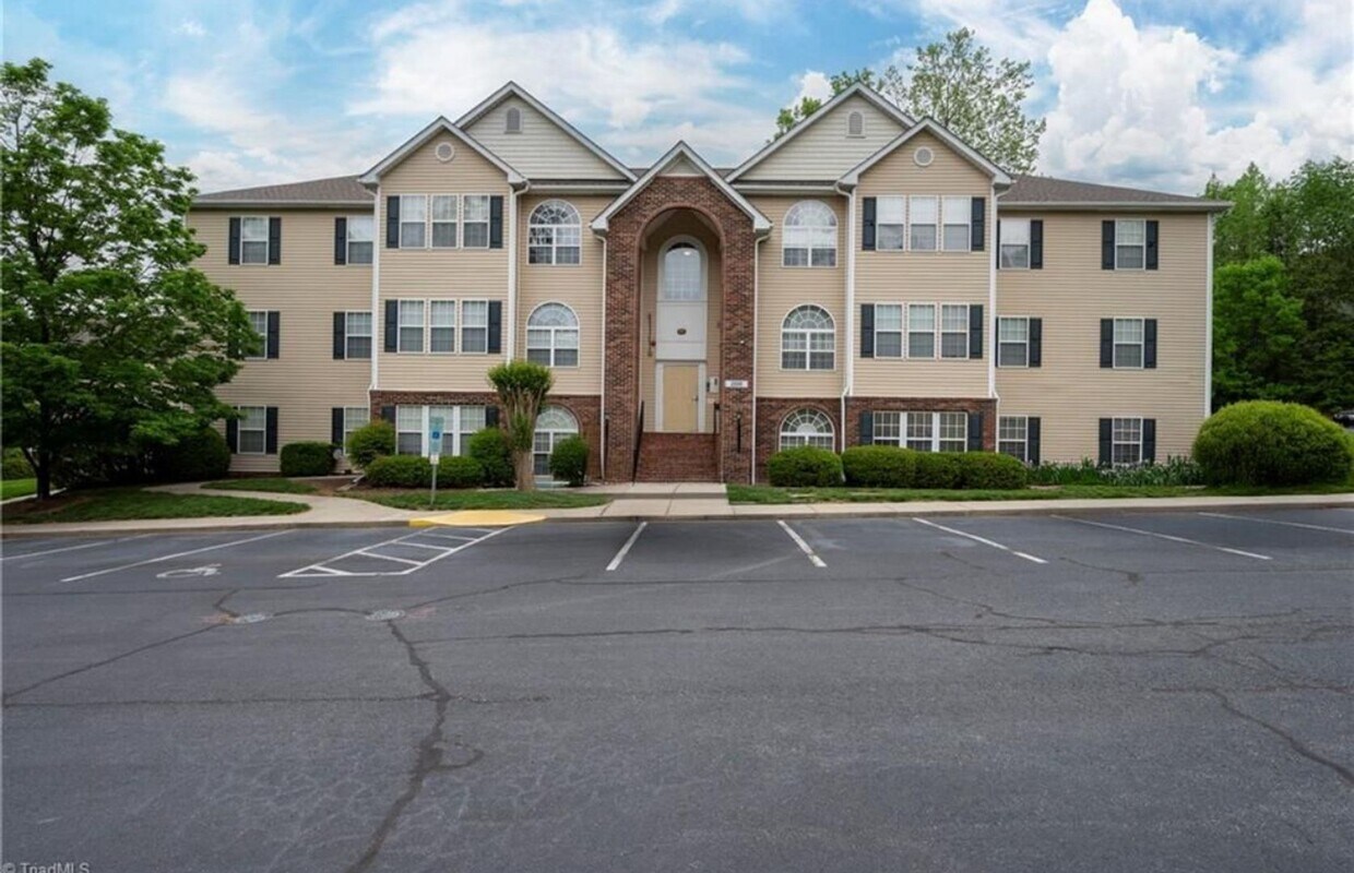 Foto principal - Updated 2-Bedroom Condo in Winston-Salem