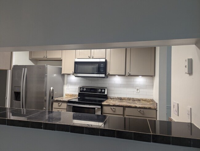 Foto del edificio - Charming 2-Bedroom, 2-Bath Condo with Mode...