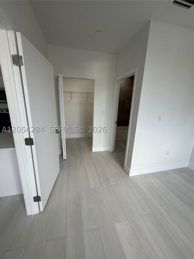 Foto del edificio - 1091 E 17th St