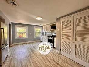 Building Photo - 42 Warren St