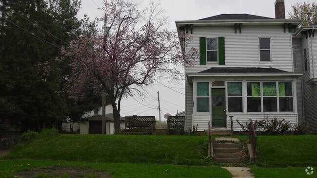 Building Photo - 715 Elm St