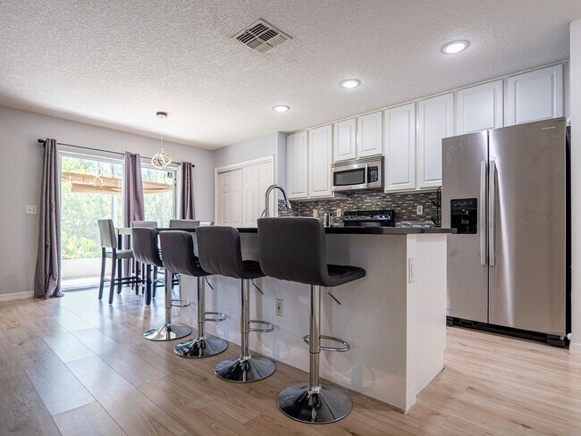 Building Photo - Beautifully Renovated Fully Furnished Rent...