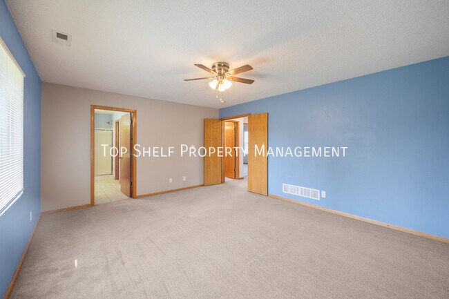 Building Photo - 575 SE Whitetail Ln