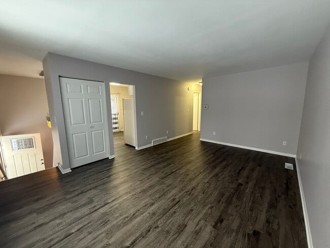 Building Photo - 2081-2083 Shangrai La Dr SE