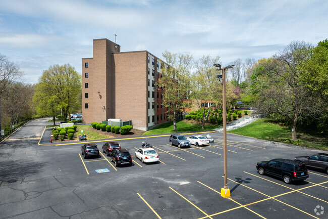 Lado del edificio 1 - Riveredge Village Apartments