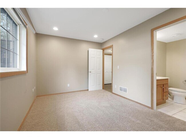 Building Photo - 15564 Lilac Dr