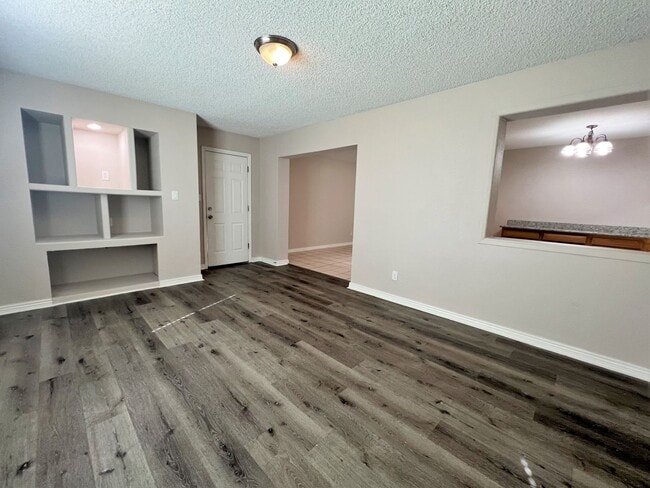 Building Photo - 4625 W Sunnyside Ave