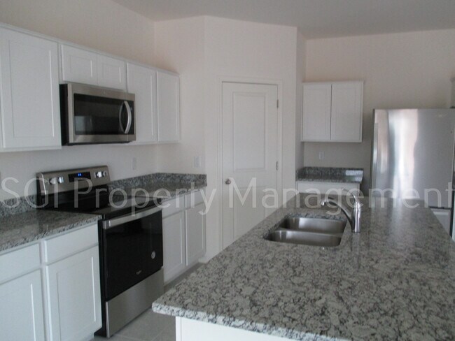 Building Photo - Large move in ready home available now