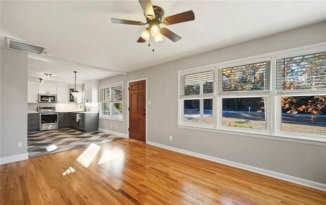 Building Photo - 2529 Sycamore St