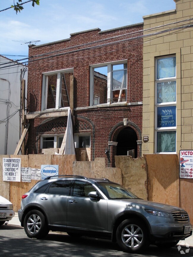 Building Photo - 1918 E 8th St