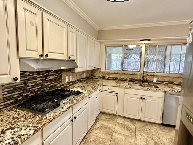 Building Photo - 1926 Laurelwood Dr