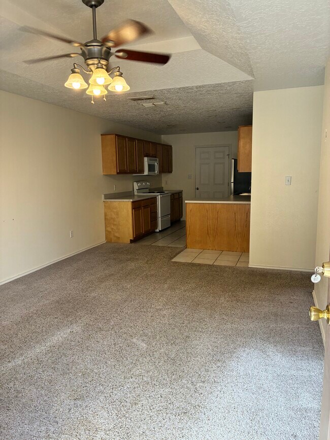 Building Photo - 726 W 17th Ln
