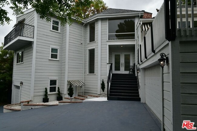 Building Photo - 19555 Oxnard St