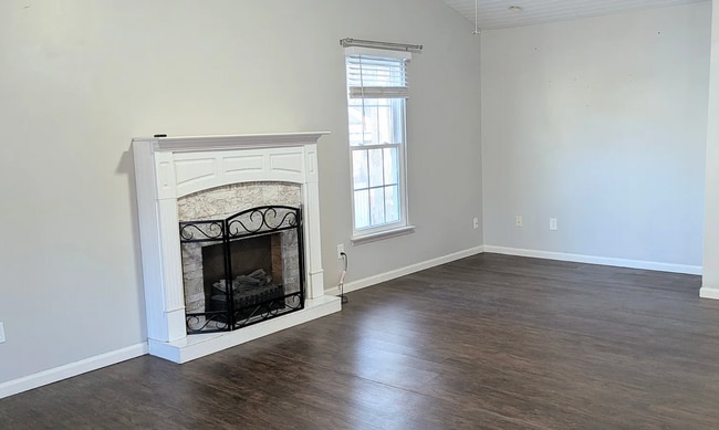 Building Photo - Room in House on Golden Oak Ct