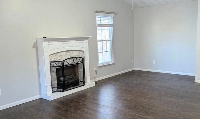 Foto del edificio - Room in House on Golden Oak Ct