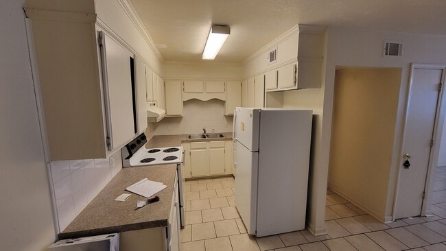 Building Photo - 2 Bedroom • 1.5 Bath • Townhouse Style Apa...