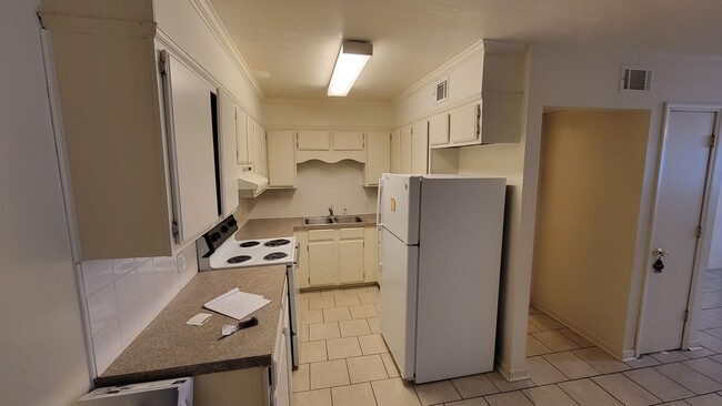 Building Photo - 2 Bedroom/ 1.5 Bath Townhouse Style Apartm...