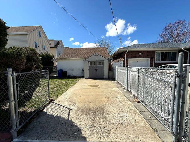 Building Photo - 47 Lester St