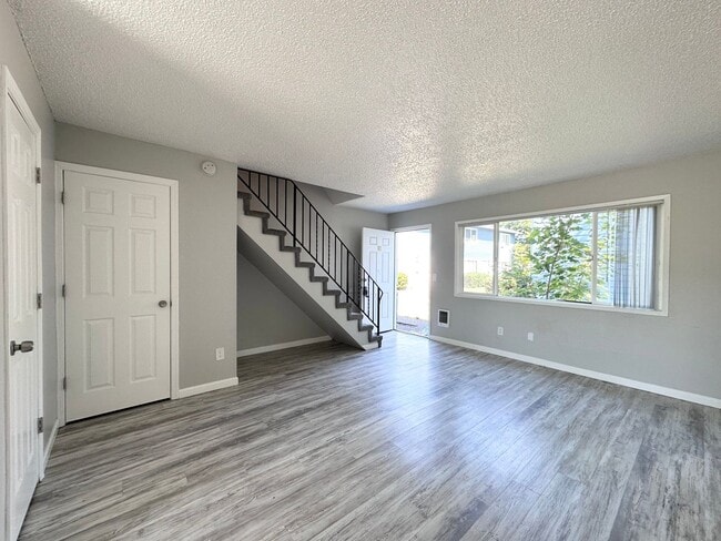 Building Photo - Quiet and Spacious 2 Bedroom, 1 Bath, Town...