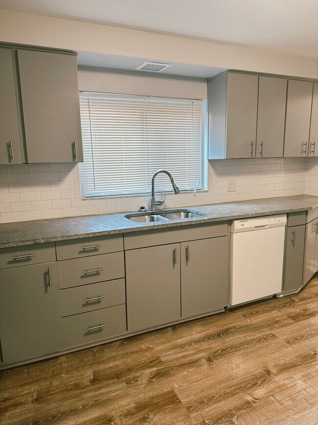 Foto del edificio - NEWLY RENOVATED 2 BEDROOM WITH GARAGE IN THE HEART OF SOUTHSIDE!