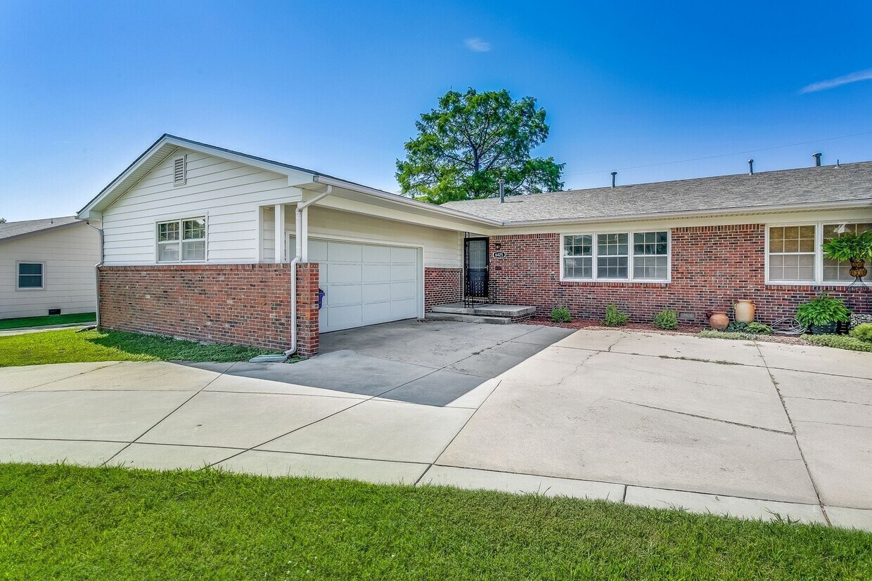 Foto principal - Spacious 3 bedroom 2 bath Duplex