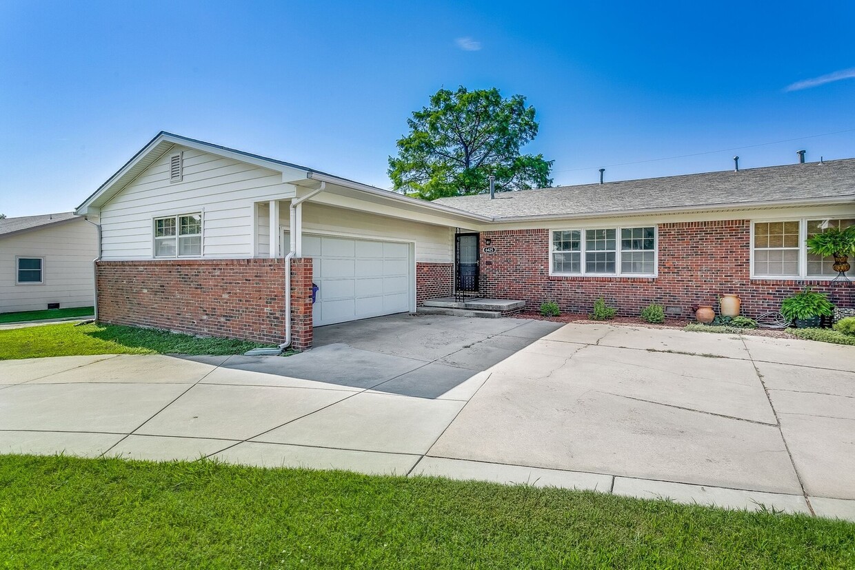 Primary Photo - Spacious 3 bedroom 2 bath Duplex