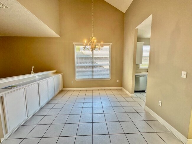 Building Photo - 302 Cll Escada