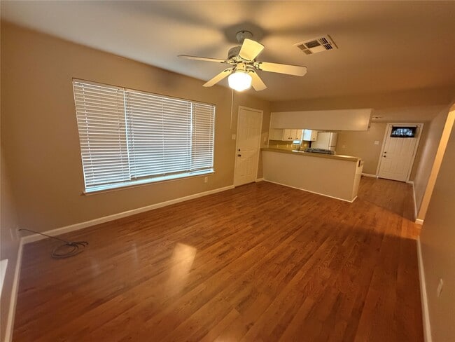 Building Photo - 5910 Woodview Dr