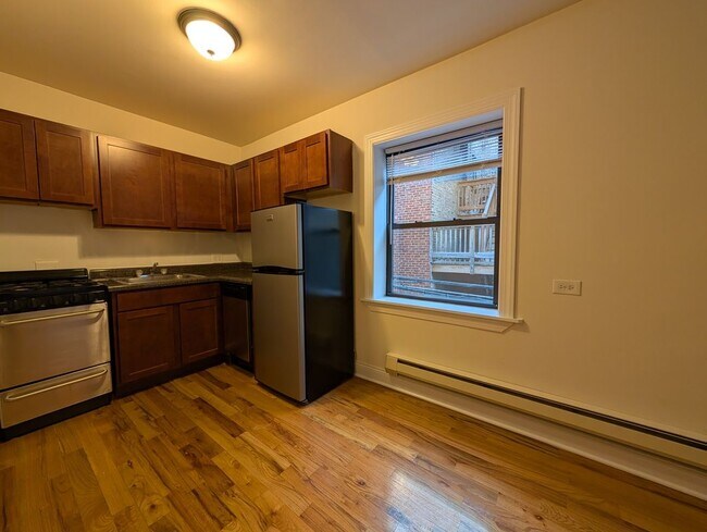 Building Photo - 815 W Cornelia Ave