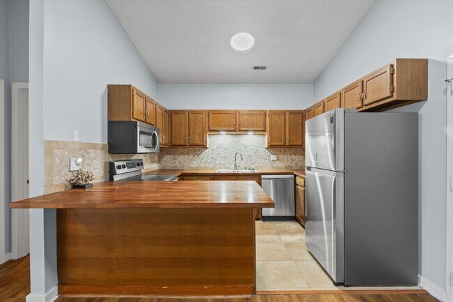 Foto del edificio - This beautifully maintained 2-bedroom, 2-bath 3rd Floor unit in Lake Wylie Woods is a Gem!