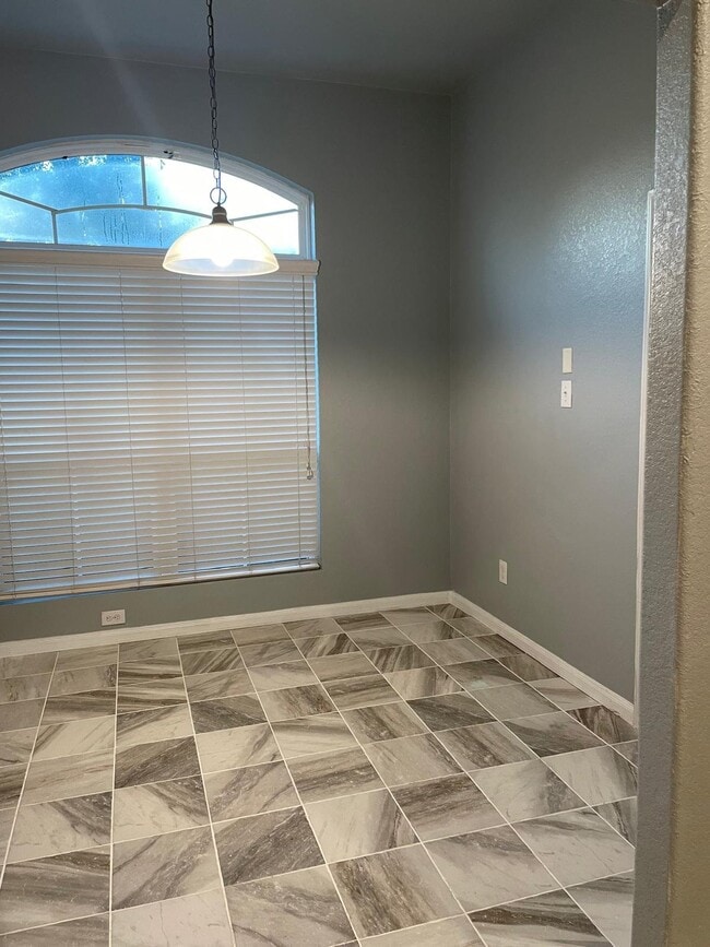 Building Photo - 8127 Redbud Point Ln
