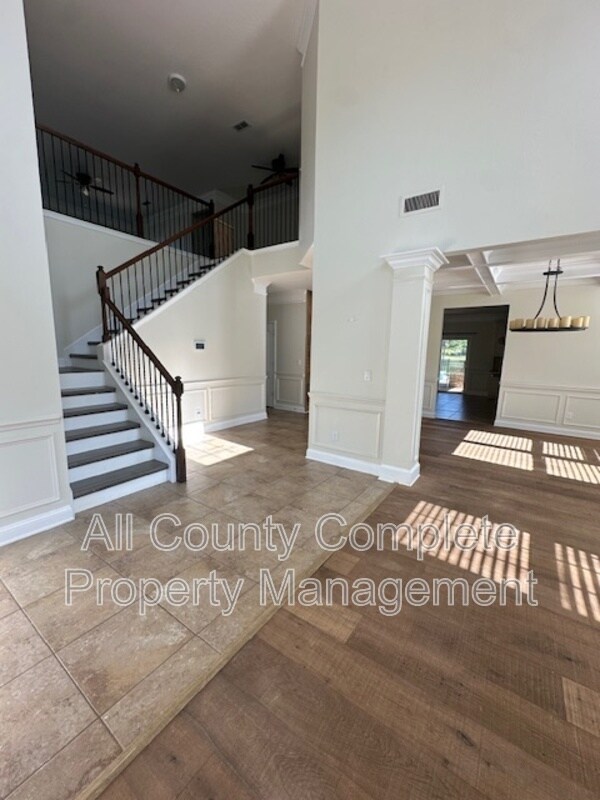 Foto del edificio - 738 W Kings College Dr