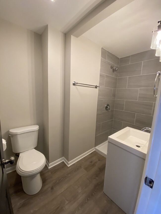 Hall bath - 794 N Lombard St