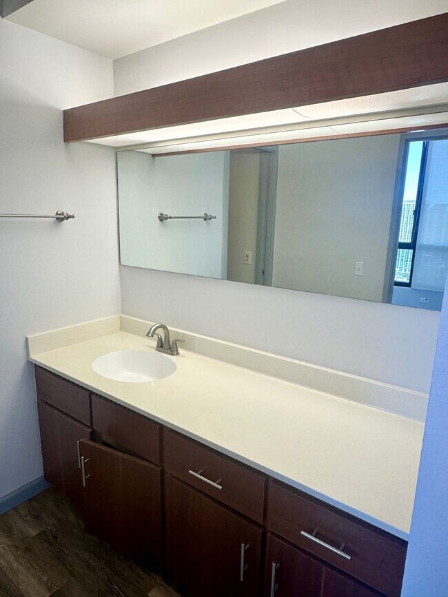 Building Photo - 1 bedroom 1 bath in Highly Desirable Building