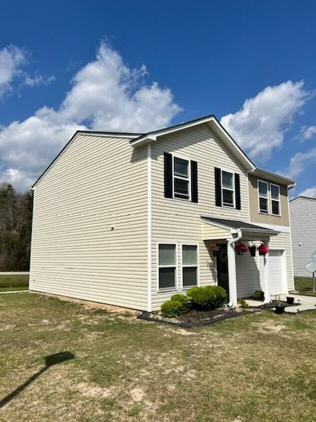 Chic 3BR/2.5BA TwoStory Haven with Garage... House Rental in