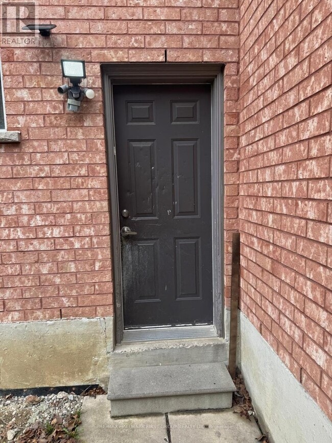 Building Photo - 100 Fiddleneck Crescent