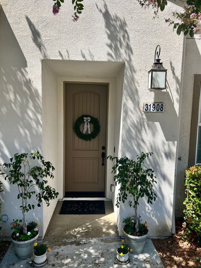 Foto del edificio - **Fully Furnished 3-Bedroom Home in Temecu...